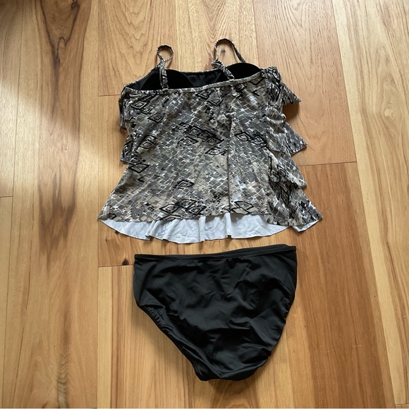 Venus Tan/Black Tankini, Size 6 - Picture 4 of 8